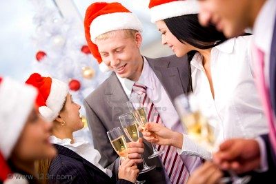 6107160-imagen-de-animando-a-amigos-en-may-sculas-de-santa-hacer-brindis-en-fiesta-corporativa